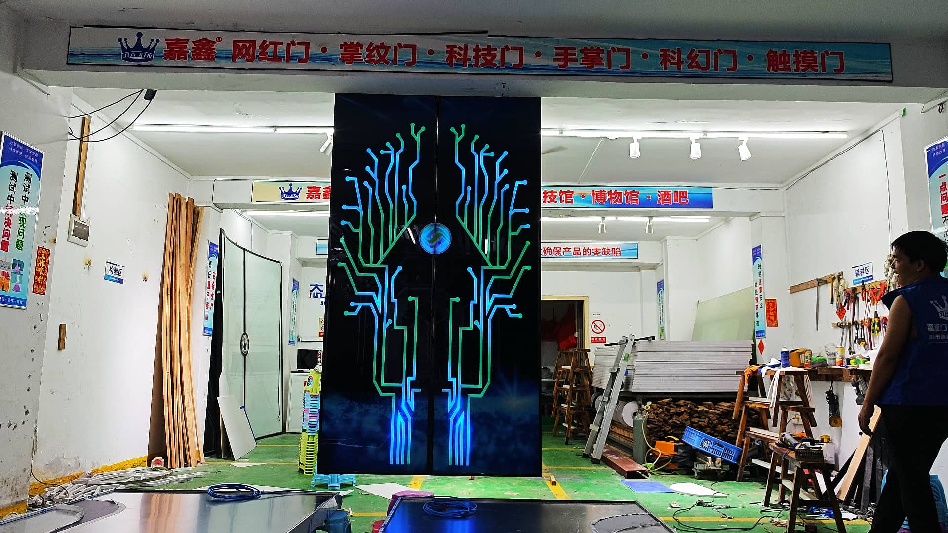 游戏馆科技手掌热感应门定制厂家